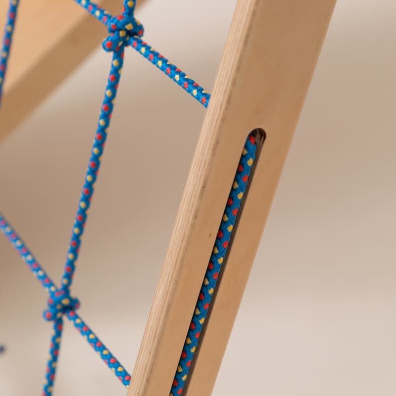 Канат сетки в профрезерованном пазу стойки спортивного комплекса Tigerwood